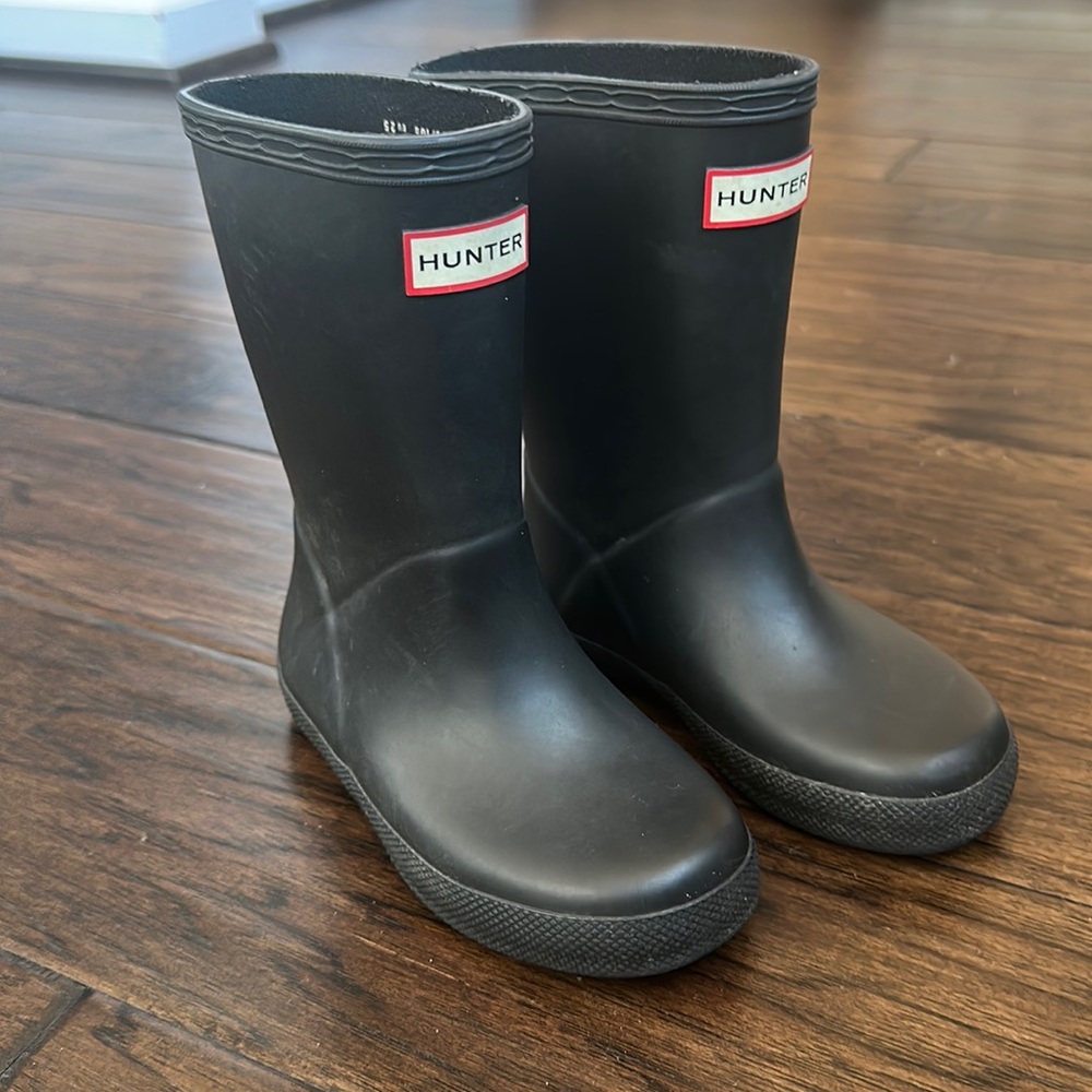 Hunter Kids First Classic Rain Boots in Black, Size US 9C.
